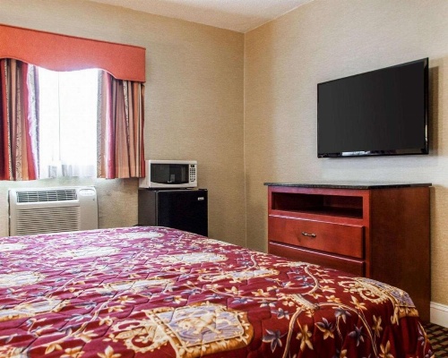 Rodeway Inn Paterson image 22